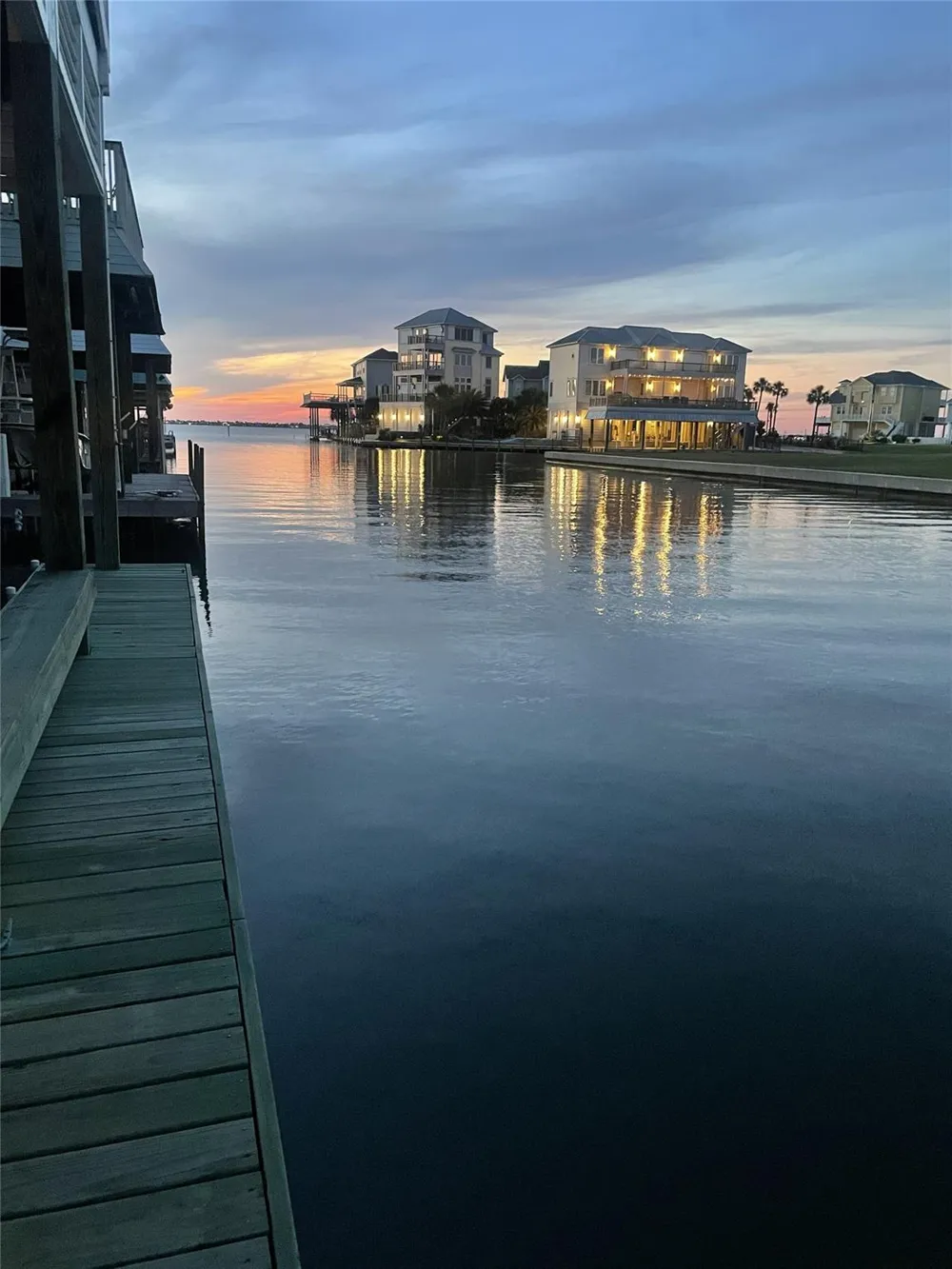 318 Sunset Circle Tiki Island, TX 77554