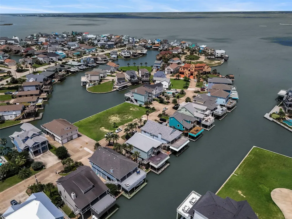 318 Sunset Circle Tiki Island, TX 77554