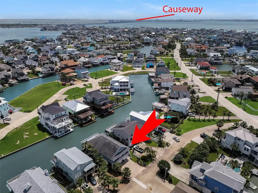 318 Sunset Circle Tiki Island, TX 77554