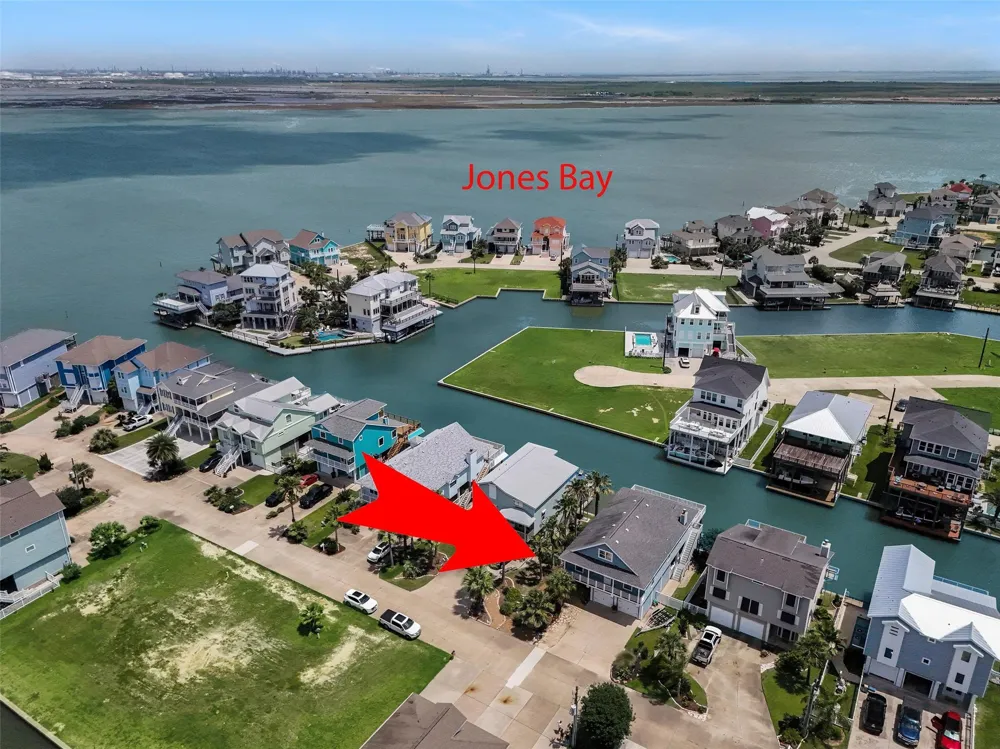318 Sunset Circle Tiki Island, TX 77554