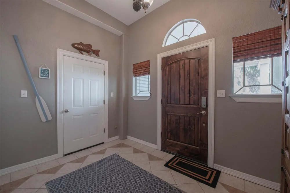 318 Sunset Circle Tiki Island, TX 77554