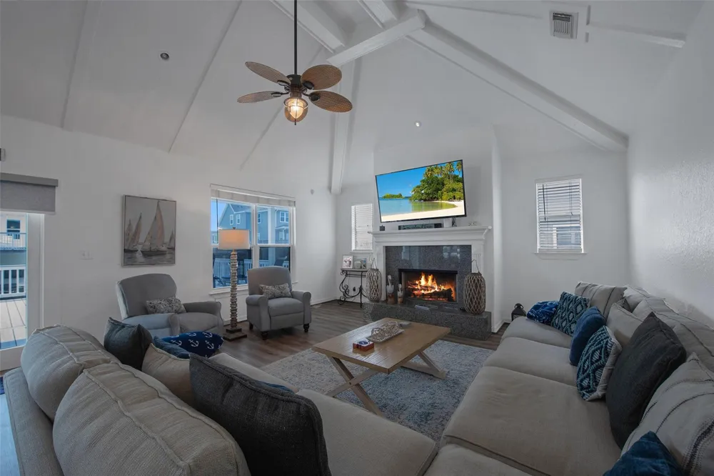 318 Sunset Circle Tiki Island, TX 77554
