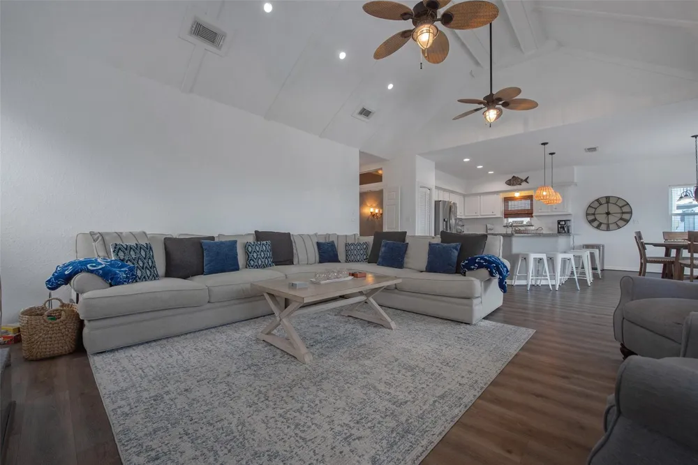 318 Sunset Circle Tiki Island, TX 77554