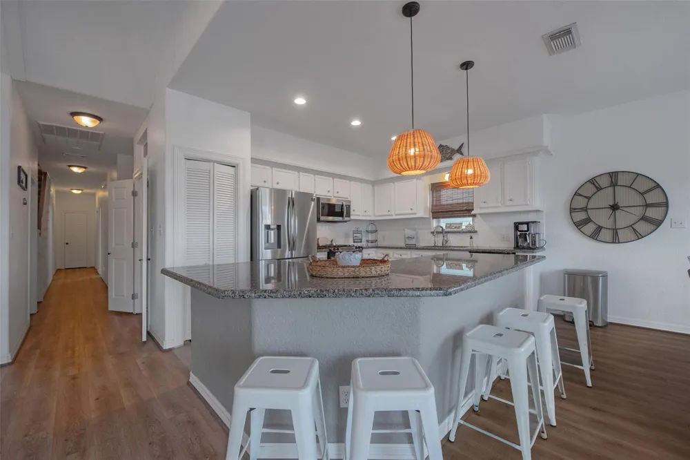 318 Sunset Circle Tiki Island, TX 77554