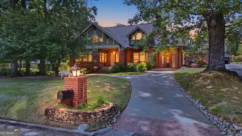 760 E Tugalo ST Toccoa, GA 30577