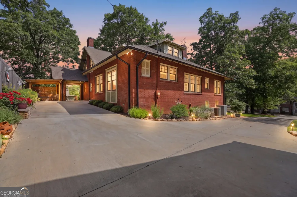 760 E Tugalo ST Toccoa, GA 30577