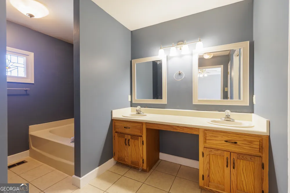 2303 S Sherwood DR Valdosta, GA 31602