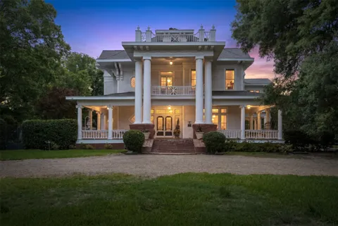 400 W Denton Street