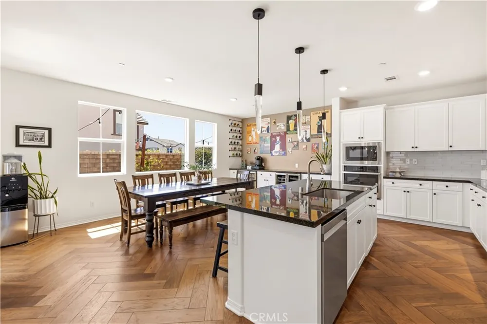 28356 Vela Way Valencia, CA 91354