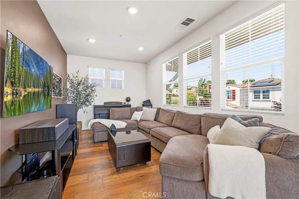 28356 Vela Way Valencia, CA 91354