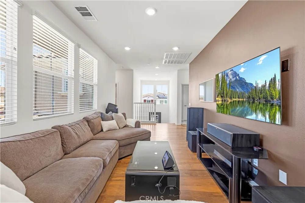28356 Vela Way Valencia, CA 91354