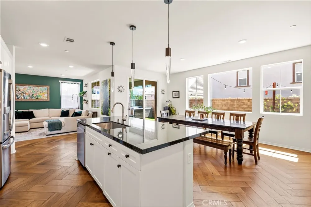 28356 Vela Way Valencia, CA 91354