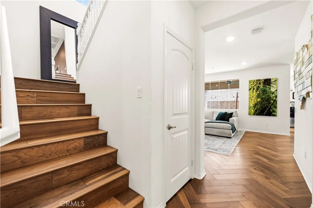 28356 Vela Way Valencia, CA 91354