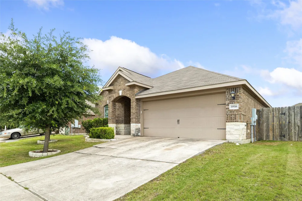 19516 Per Lange Pass Manor, TX 78653