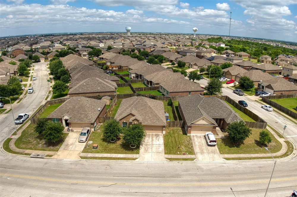 19516 Per Lange Pass Manor, TX 78653