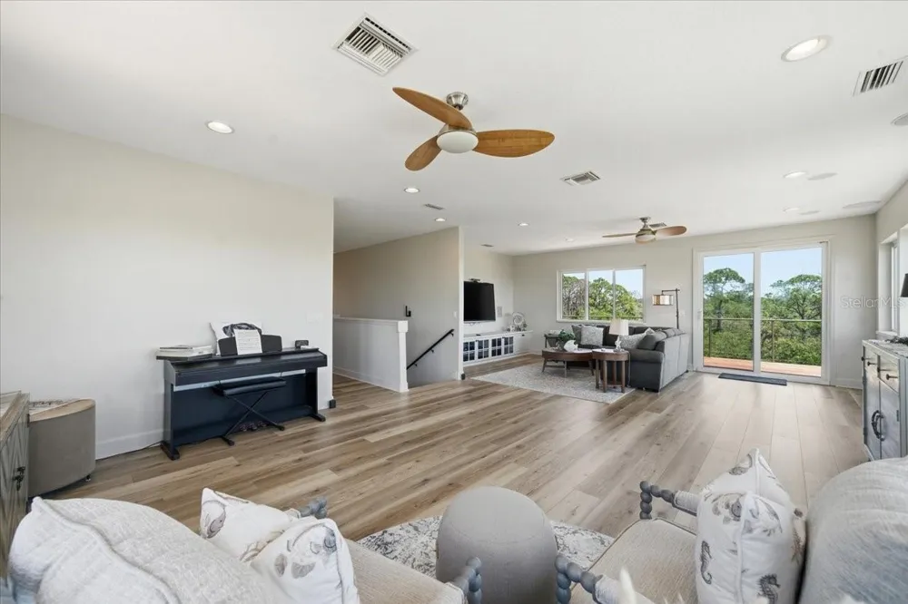 1130 S FLORIDA AVENUE Tarpon Springs, FL 34689