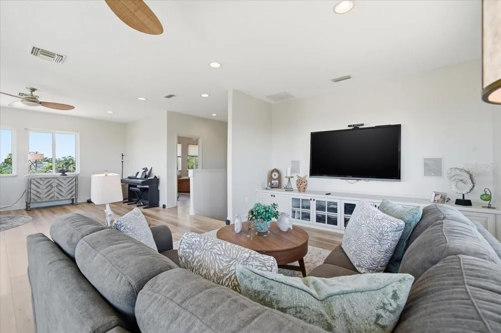 1130 S FLORIDA AVENUE Tarpon Springs, FL 34689
