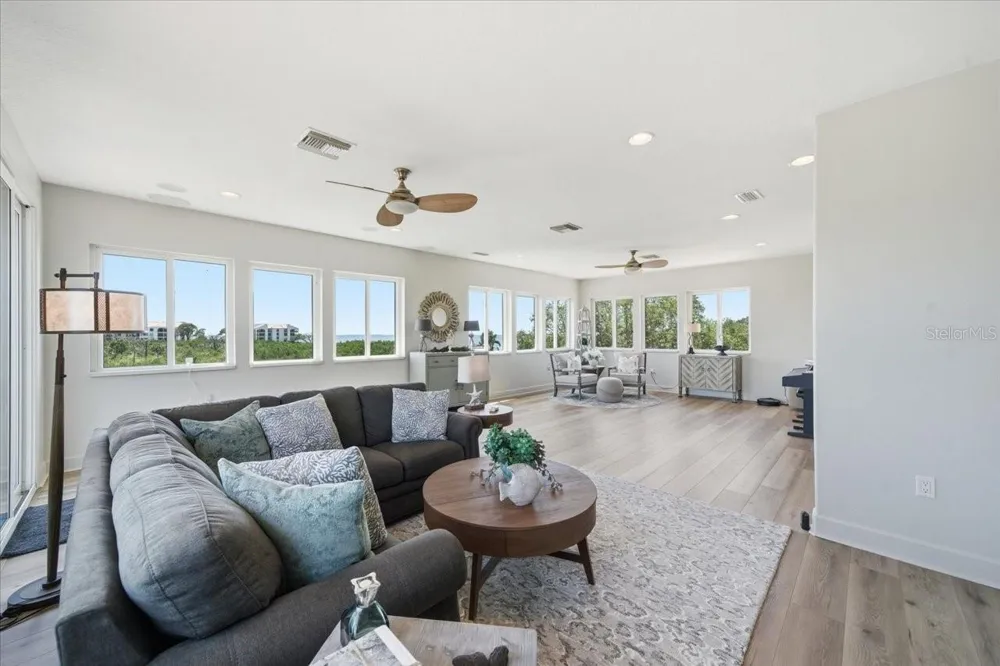 1130 S FLORIDA AVENUE Tarpon Springs, FL 34689