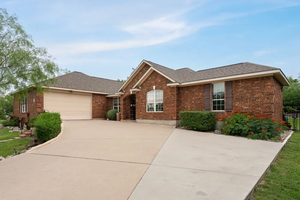 207 Cove Creek Drive Spicewood, TX 78669