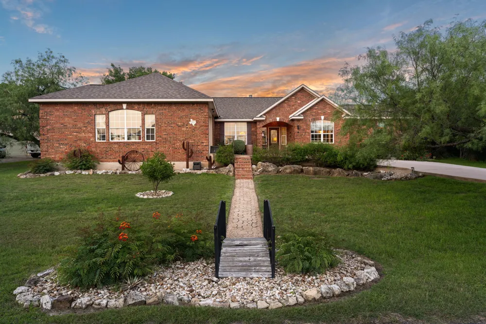 207 Cove Creek Drive Spicewood, TX 78669