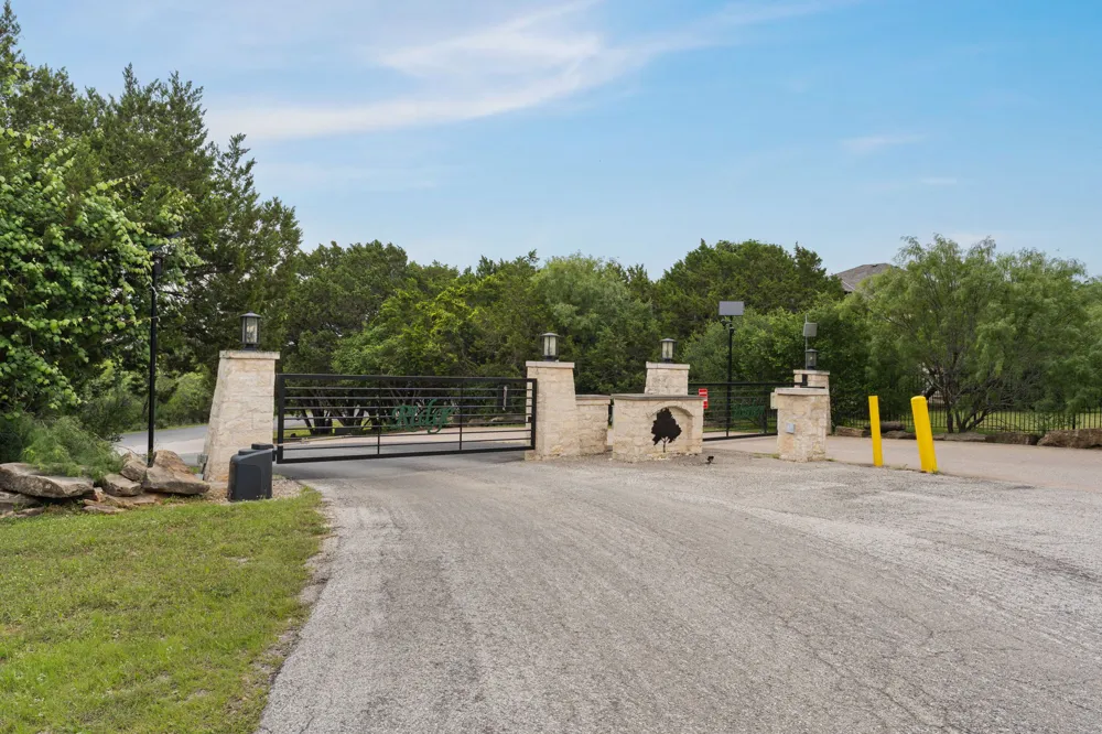 207 Cove Creek Drive Spicewood, TX 78669