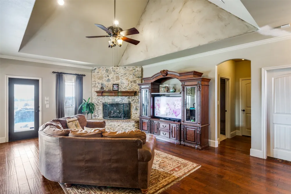 1233 County Road 3550 Paradise, TX 76073