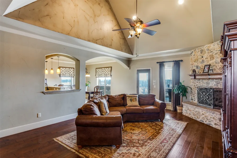 1233 County Road 3550 Paradise, TX 76073