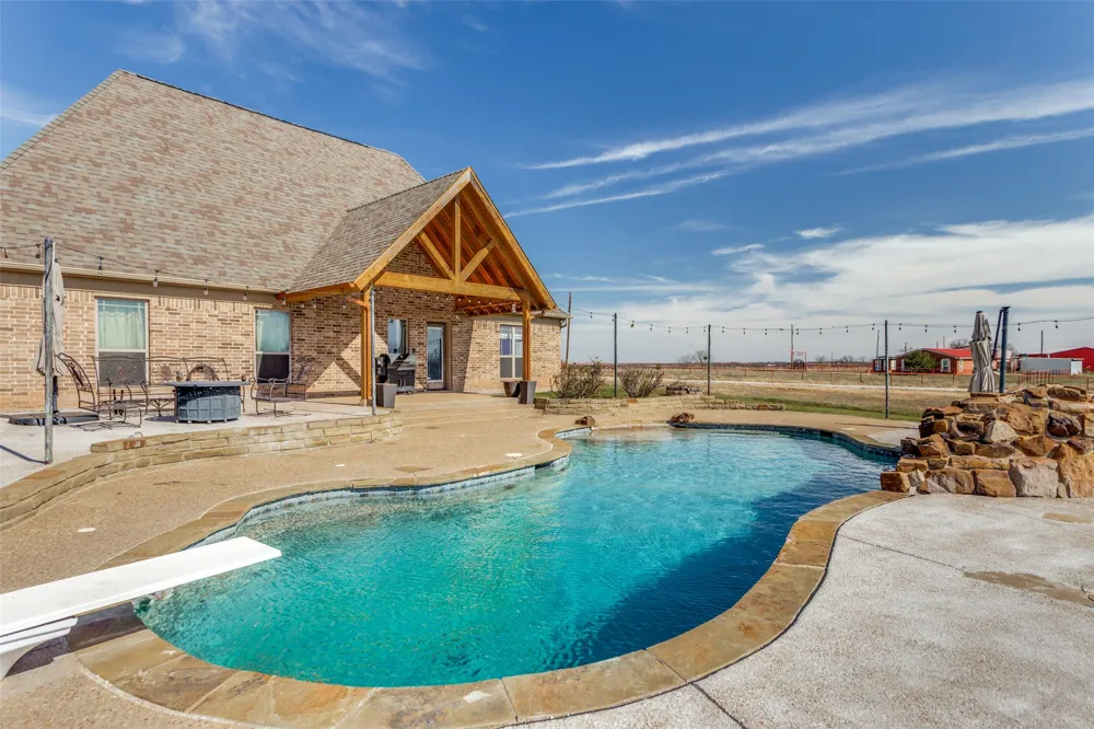 1233 County Road 3550 Paradise, TX 76073