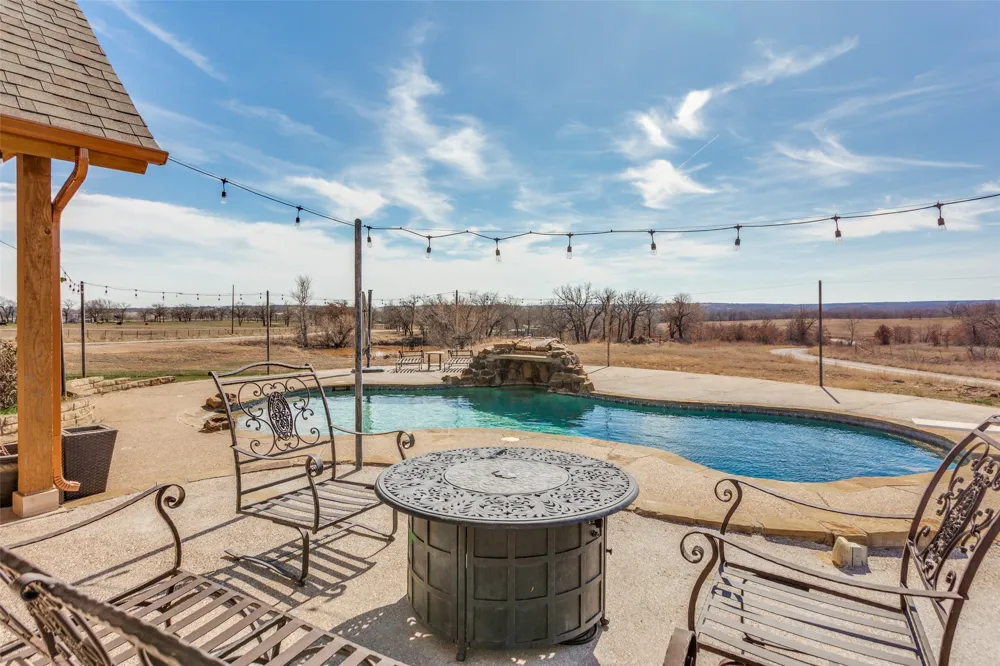 1233 County Road 3550 Paradise, TX 76073
