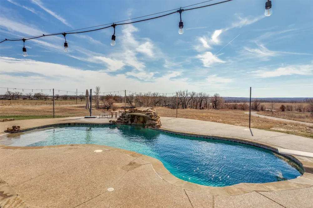 1233 County Road 3550 Paradise, TX 76073
