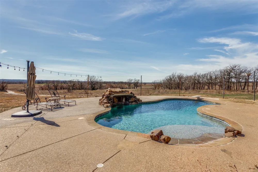 1233 County Road 3550 Paradise, TX 76073