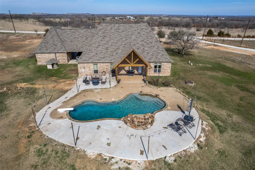 1233 County Road 3550 Paradise, TX 76073