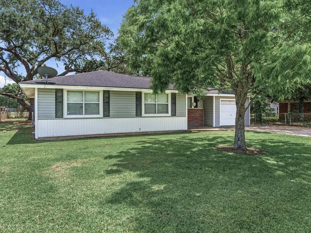 123 Ogden Street Winnie, TX 77665