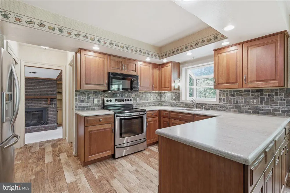 28 FOREST LANE Ewing, NJ 08628