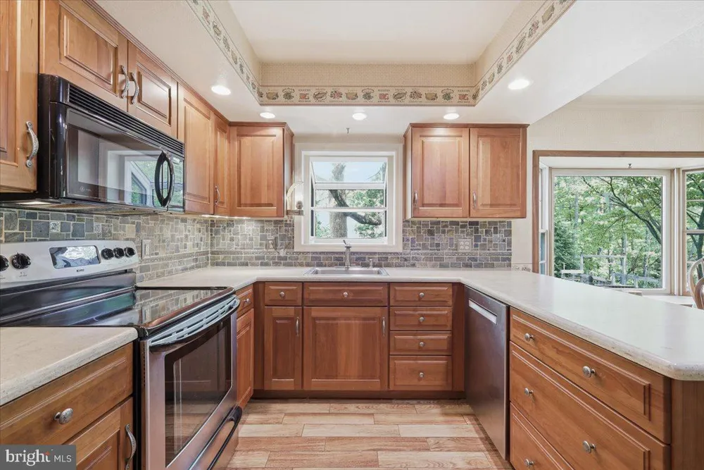 28 FOREST LANE Ewing, NJ 08628
