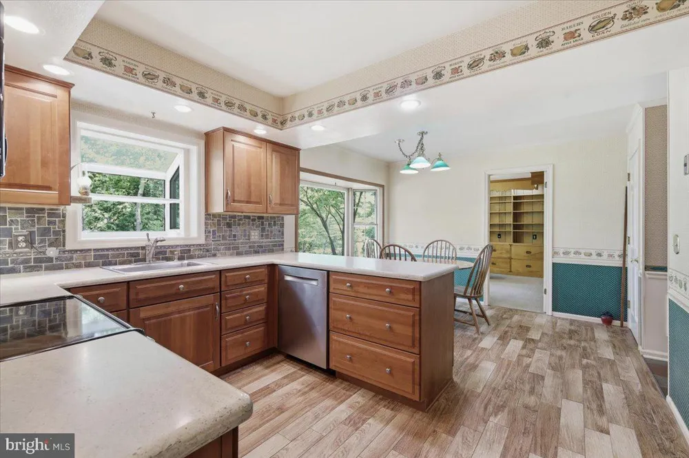 28 FOREST LANE Ewing, NJ 08628