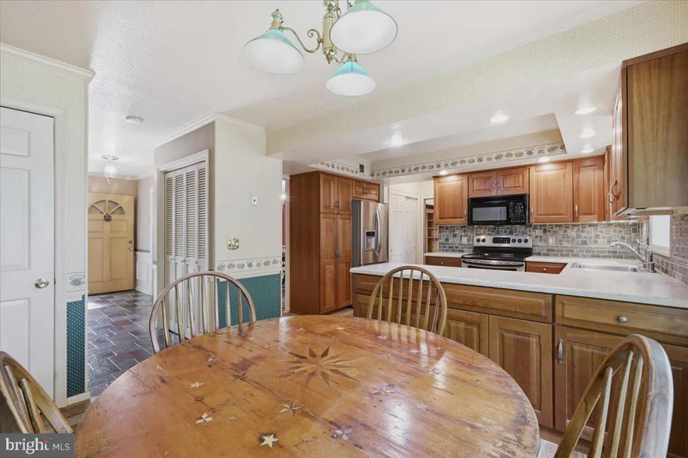28 FOREST LANE Ewing, NJ 08628