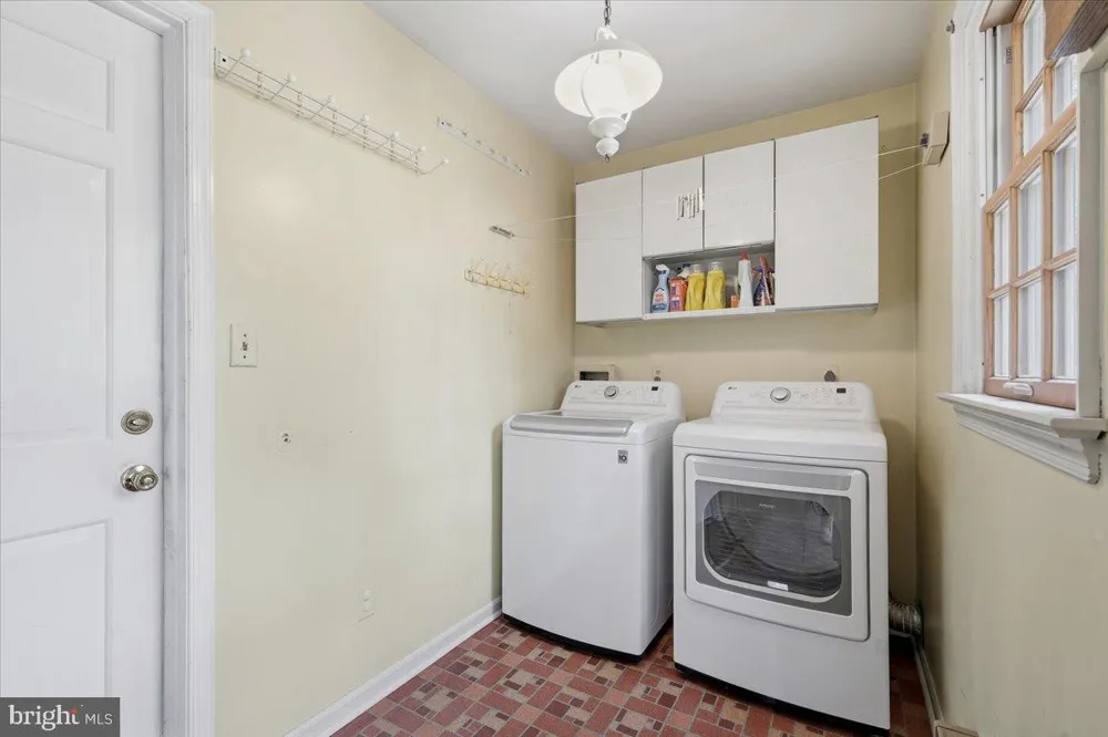 28 FOREST LANE Ewing, NJ 08628
