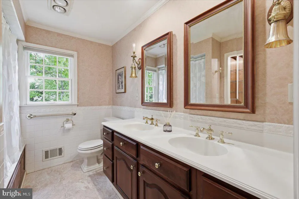 28 FOREST LANE Ewing, NJ 08628