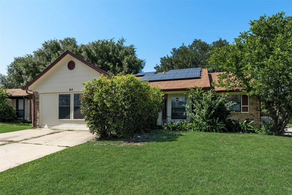 915 Freestone Drive Arlington, TX 76017