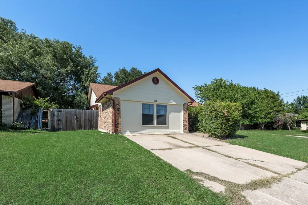 915 Freestone Drive Arlington, TX 76017