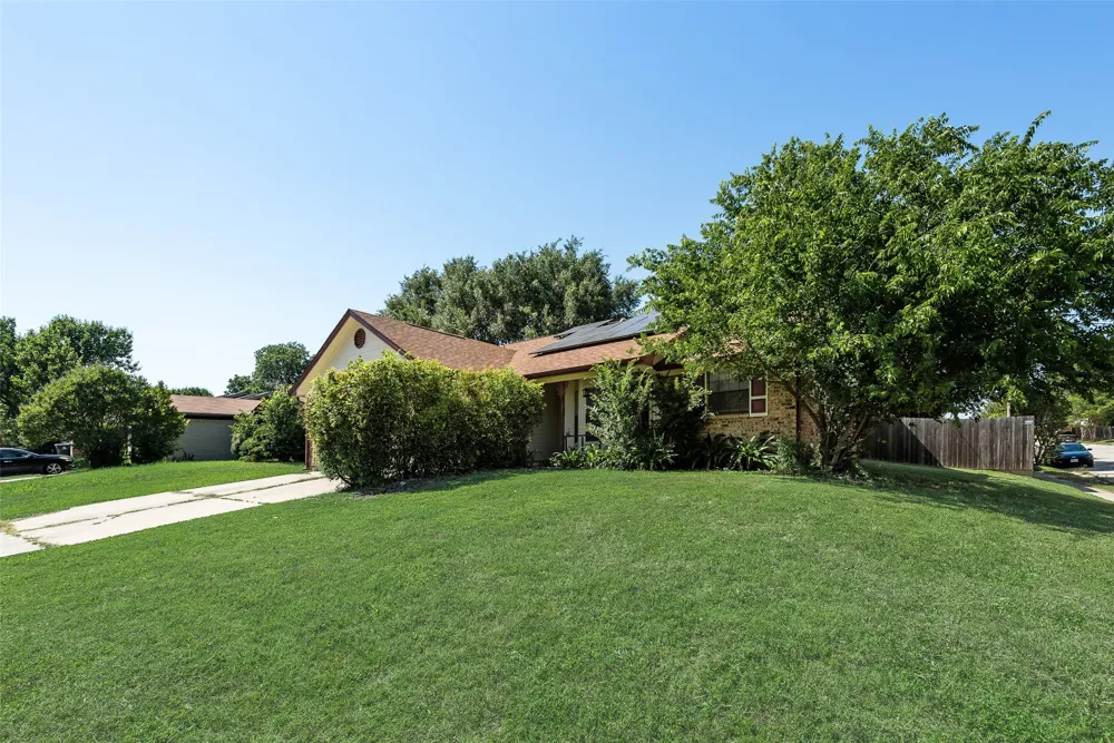 915 Freestone Drive Arlington, TX 76017