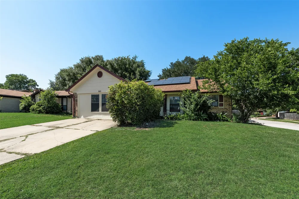 915 Freestone Drive Arlington, TX 76017