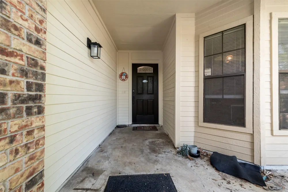 915 Freestone Drive Arlington, TX 76017