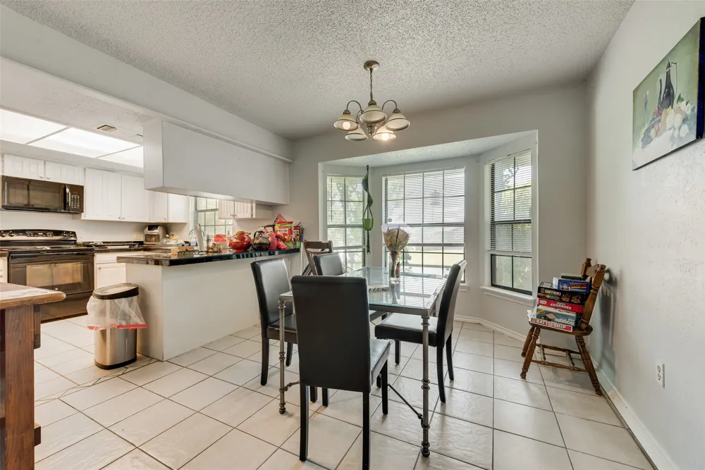 915 Freestone Drive Arlington, TX 76017