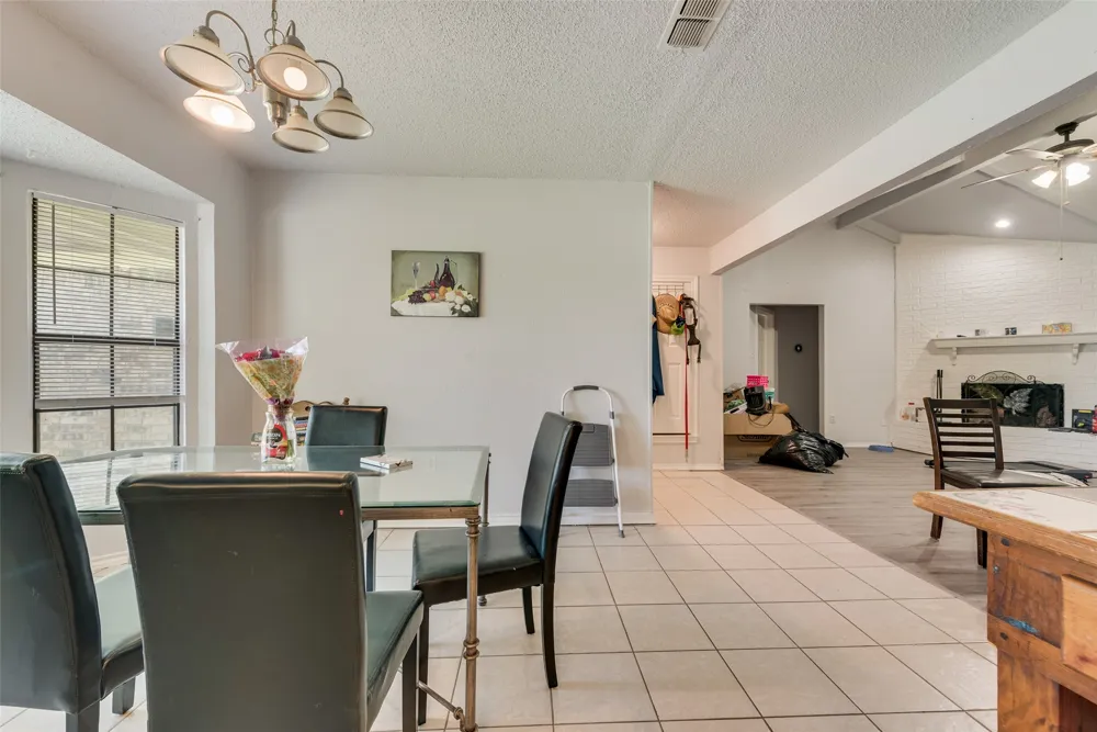 915 Freestone Drive Arlington, TX 76017
