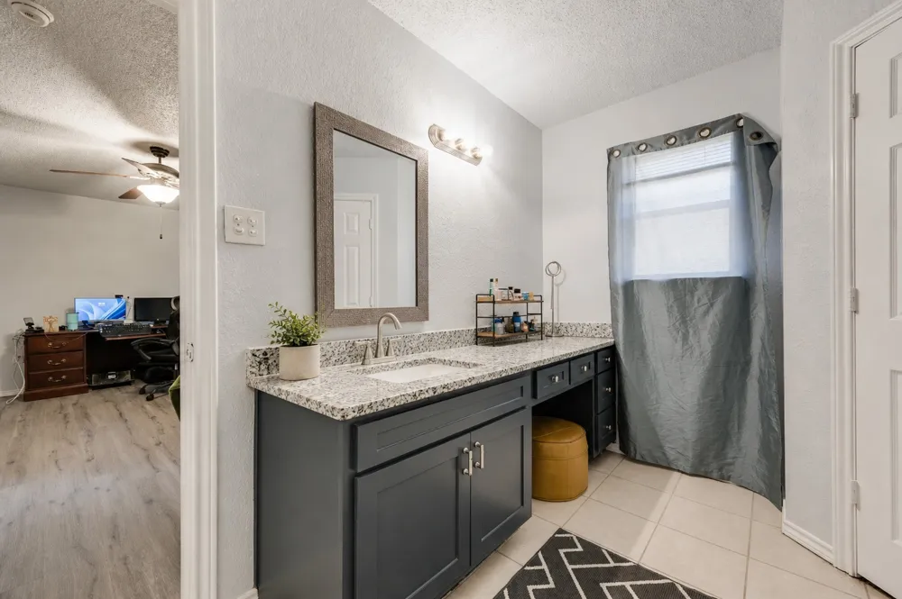 915 Freestone Drive Arlington, TX 76017