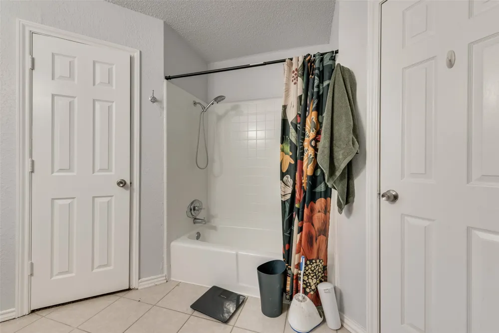 915 Freestone Drive Arlington, TX 76017