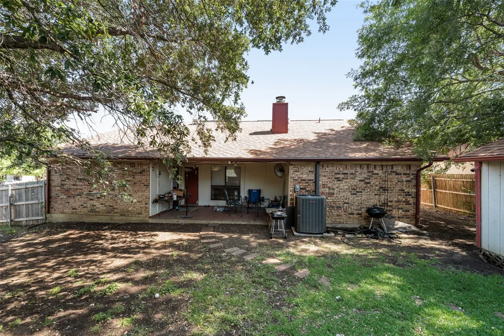 915 Freestone Drive Arlington, TX 76017