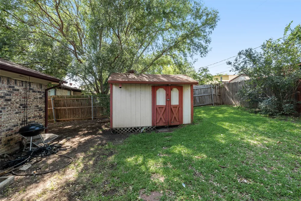 915 Freestone Drive Arlington, TX 76017